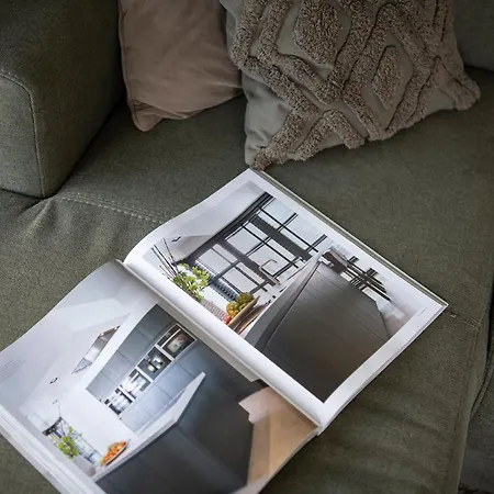 Chalet 64, Charming Nature Retreat, Near Efteling, With Private Parking & Garden *