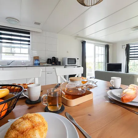 Chalet 64, Charming Nature Retreat, Near Efteling, With Private Parking & Garden