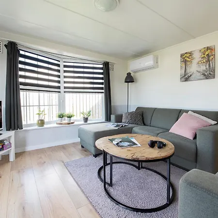 Chalet 64, Charming Nature Retreat, Near Efteling, With Private Parking & Garden *