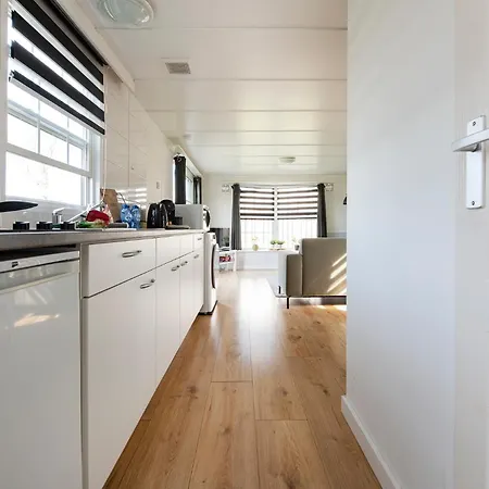 Chalet 64, Charming Nature Retreat, Near Efteling, With Private Parking & Garden *