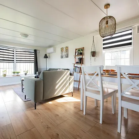 64, Charming Nature Retreat, Near Efteling, With Private Parking & Garden Chalet Oisterwijk