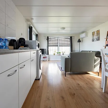 Chalet 64, Charming Nature Retreat, Near Efteling, With Private Parking & Garden *