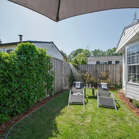 Chalé 64, Charming Nature Retreat, Near Efteling, With Private Parking & Garden *