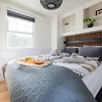 64, Charming Nature Retreat, Near Efteling, With Private Parking & Garden 샬레
