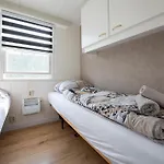 64, Charming Nature Retreat, Near Efteling, With Private Parking & Garden 오이스터위지크