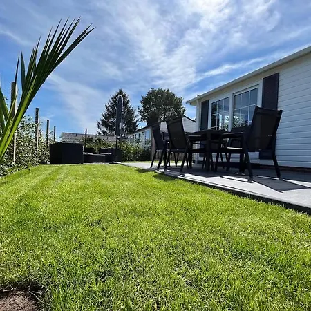 64, Charming Nature Retreat, Near Efteling, With Private Parking & Garden בקתה *